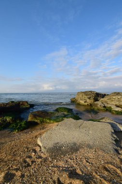 Hazar Denizi manzarası, akşam kumlu sahili, Doğu Kafkasya 'da mavi gökyüzü.                              