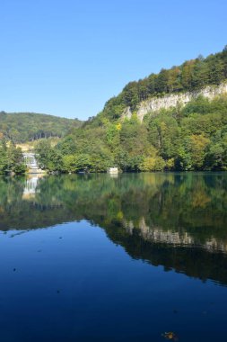  Kuzey Kafkasya 'nın dağlarındaki dağ mavisi göl manzarası