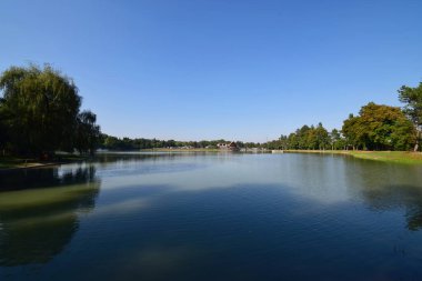 Kuzey Kafkasya 'nın eteklerinde Nalchik şehrinin dinlenme alanı ve ağaçları olan bir yaz tatil köyü etekliği manzarası.                               