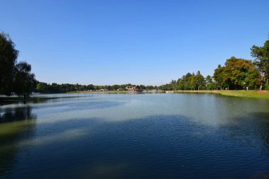  Kuzey Kafkasya 'nın eteklerinde Nalchik şehrinin ağaçlarıyla dolu akşam eteklerinin manzarası.