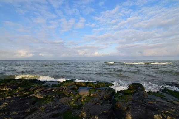 Panorama Della Costa Serale Del Mar Caspio Con Onde Ondulate — Foto Stock