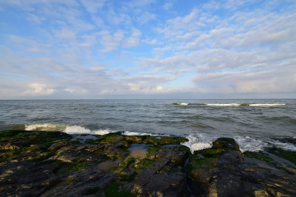 Панорама Вечірнього Узбережжя Каспійського Моря Хвилями Скелями Дагестані Східний Кавказ — стокове фото