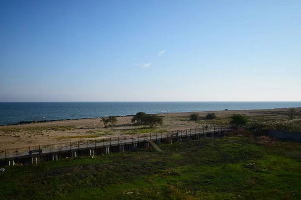Visa Panorama Kvällen Kaspiska Havet Med Sandstrand Klippor Och Vågor — Stockfoto