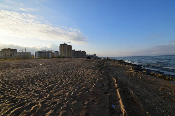 Kaspiska Havets Kvällskust Med Sandstrand Blå Himmel Och Hus Uppförande — Stockfoto