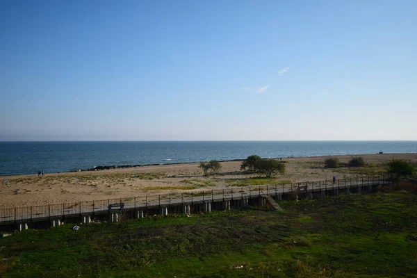 Över Kvällen Kaspiska Havet Med Sandig Kust Blå Himmel Och — Stockfoto