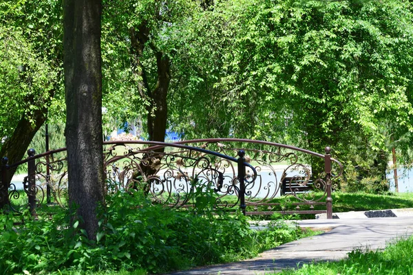 Parkbrücke Zwischen Bäumen Der Nähe Des Sees Fuße Des Nordkaukasus — Stockfoto