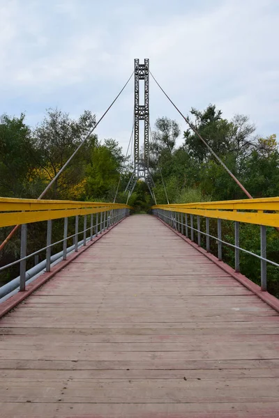 Вид Подвесной Мост Жёлтыми Перилами Натянутыми Кабелями Через Реку Горе — стоковое фото