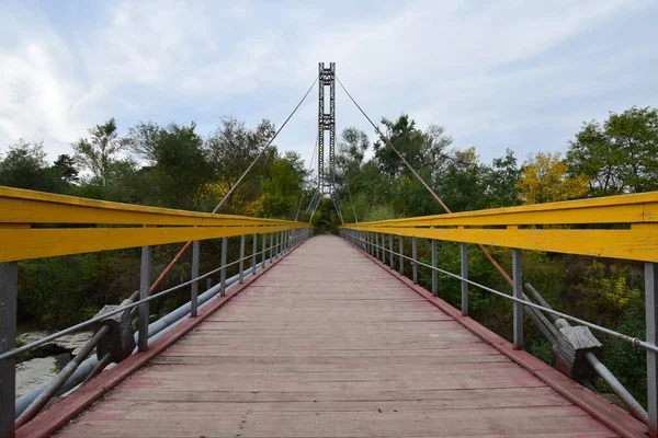 Vista Ponte Suspensa Com Grades Amarelas Cabos Esticados Através Rio — Fotografia de Stock