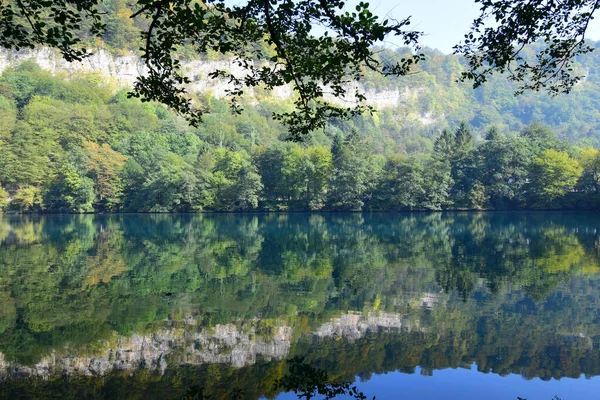 Utsikt Över Den Karst Blå Sjön Med Reflektion Gröna Trädgrenar — Stockfoto