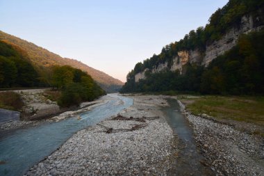 Kuzey Kafkasya 'nın dağlarındaki Cherek Vadisi' nde taşlı akşam nehrinin panoraması.                            