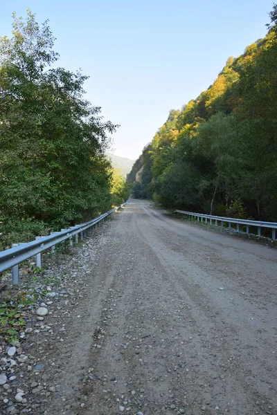 Vista Estrada Montanha Com Trilhos Através Floresta Cherek Gorge Nas — Fotografia de Stock