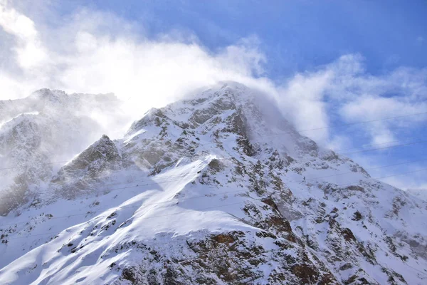 Vista Cima Nevada Montaña Cielo Azul Pie Del Monte Elbrus — Foto de Stock