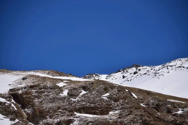 Vista Cresta Rocosa Nevada Cielo Azul Pie Del Monte Elbrus — Foto de Stock