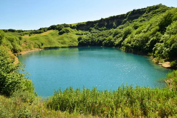 Karst Berg Sjö Shadhurei Omgiven Grön Vegetation Zolsk Regionen Kabardino — Stockfoto