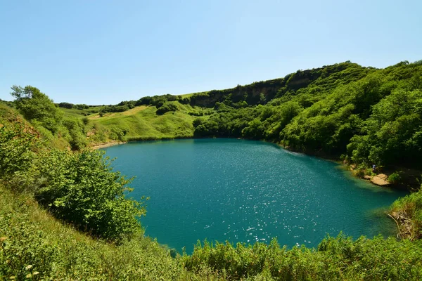 Utsikt Över Den Djupa Karst Bergssjön Shadhurei Omgiven Grön Vegetation — Stockfoto