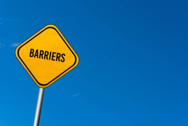 Bariyerler - sarı işareti mavi gökyüzü ile