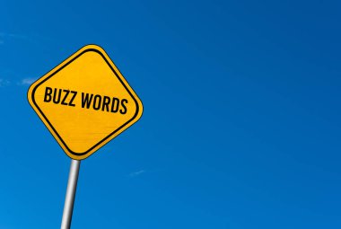 Buzz kelimeler - sarı işareti mavi gökyüzü ile