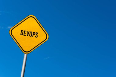 DevOps - sarı işareti mavi gökyüzü ile