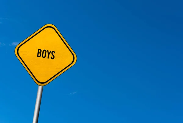 Jungen Gelbes Schild Mit Blauem Himmel — Stockfoto