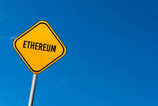 Ethereum Gul Skylt Med Blå Himmel — Stockfoto