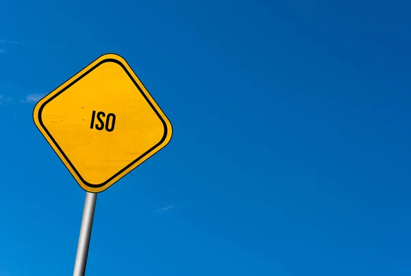 Iso Gelbes Schild Mit Blauem Himmel — Stockfoto