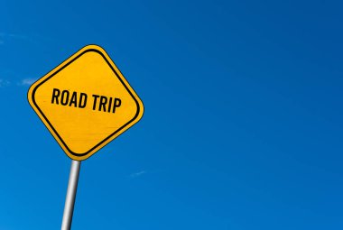 Road trip - sarı işareti mavi gökyüzü ile