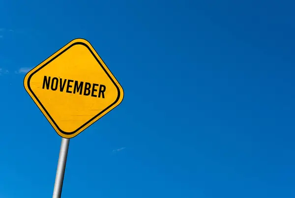 November Gul Skylt Med Blå Himmel — Stockfoto