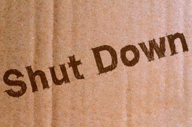 kapamak aşağı - karton karton kahverengi harflerle