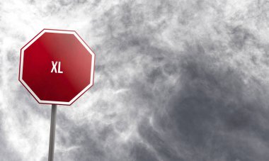 XL - arka planda bulutlar ile kırmızı işaret