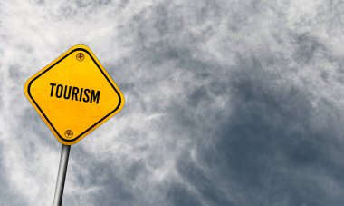 Turizm - sarı işareti ile bulutlu gökyüzü