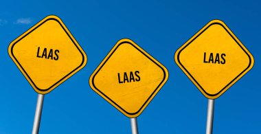 Laas - sarı işaretler mavi gökyüzü ile