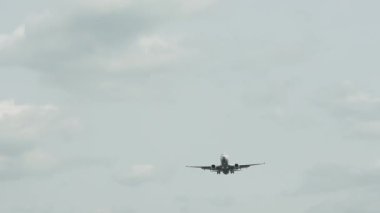 Bir iniş uçak / uçak / frankfurt Havaalanı bulutlar bir sürü jeti. Alt görünümü