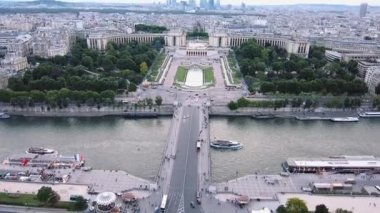 Paris şehri, eiffel Tower akşam havadan görünümü