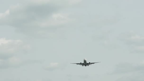 在法兰克福机场有大量云层的着陆飞机 喷气机 底部视图 — 图库视频影像