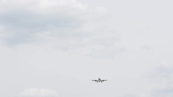 Avión Aterrizaje Avión Jet Aeropuerto Frankfurt Con Montón Nubes Vista — Vídeos de Stock