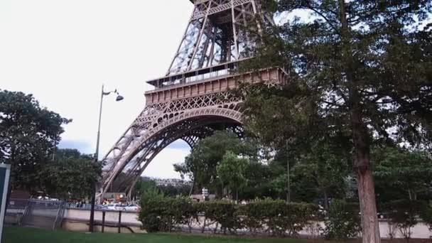Eiffel Tower, Paříž, nízký úhel