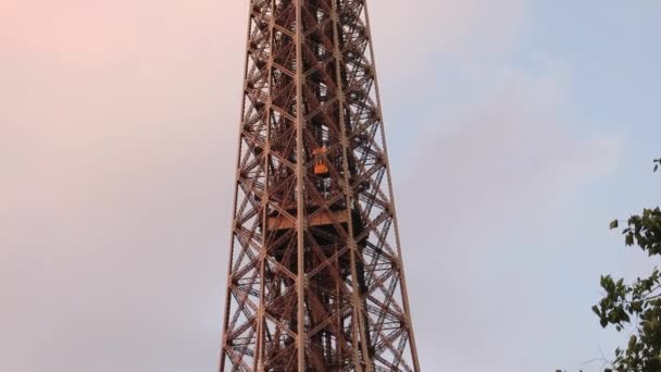 Eiffelturm Paris Niedriger Winkel — Stockvideo