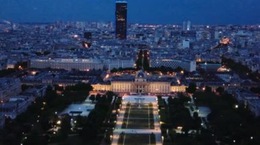 Paris şehri, eiffel Tower akşam havadan görünümü