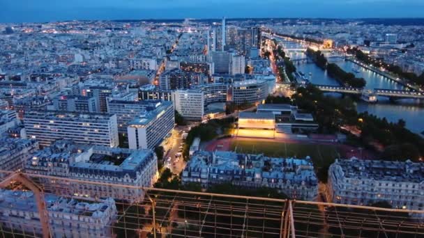 巴黎城市 晚上的埃菲尔铁塔鸟瞰图 — 图库视频影像