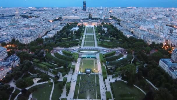 パリ市内 夜のエッフェル塔から空撮 — ストック動画