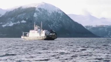 Fiyort zaman atlamalı volda (Norveç yakınındaki kar Dağları ile üzerinde feribot)