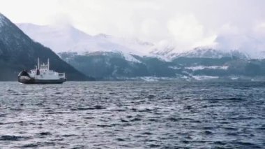 Kar dağlar, volda (Norveç yakınındaki ile fiyort feribot)