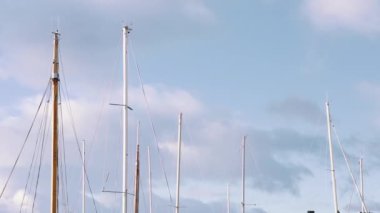 Gemi direkleri ile arka planda bulutlar