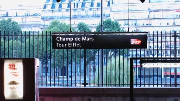 Champ Mars Tour Eiffel Tren Istasyonu Tabelası Paris — Stok video