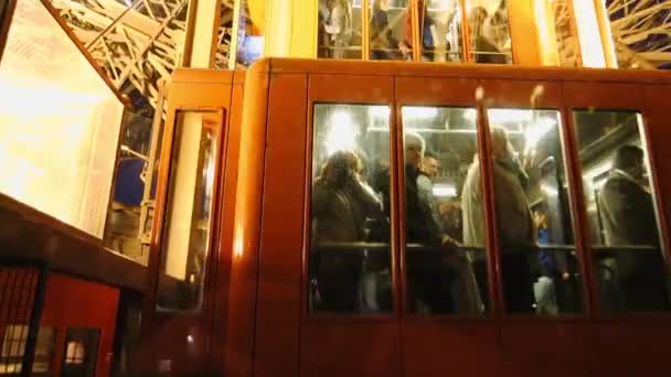 Ascensor Torre Eiffel Por Noche París — Vídeo de stock