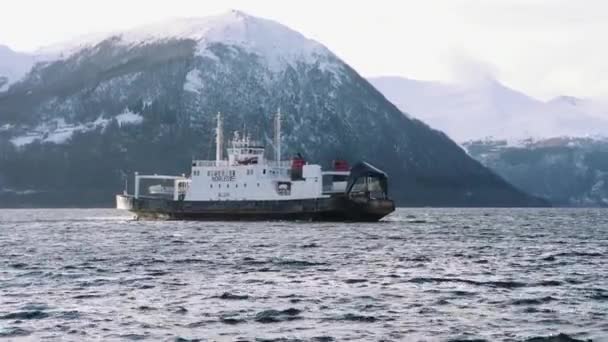 Traghetto Sul Fiordo Con Montagne Innevate Vicino Volda Norway — Video Stock