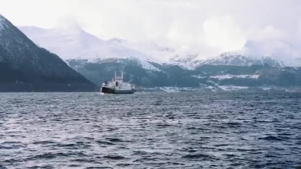 Färja Fjorden Med Snö Berg Nära Volda Norge — Stockvideo