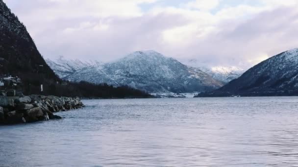 Fjord Mit Schneebergen Norwegen — Stockvideo
