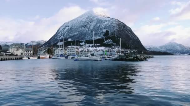 Volda 在冬天与海港和 Rotsethornet — 图库视频影像