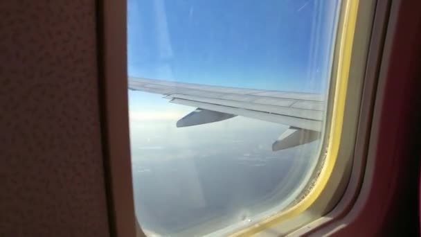 澄んだ空と飛行機の翼 — ストック動画